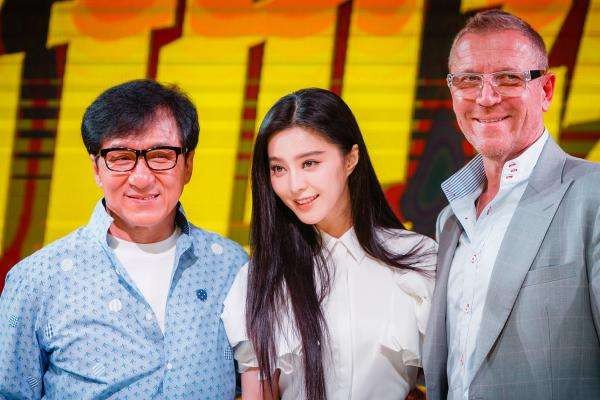 范冰冰和成龙亲密照疯传,两人究竟是什么是什么关系?