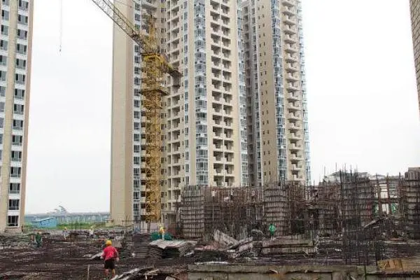 证券时报提示，谨防烂尾楼盘停供风险扩散，透露出哪些信息？