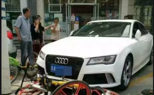 西安一男子当街怒砸奥迪车,这么做会有何后果?