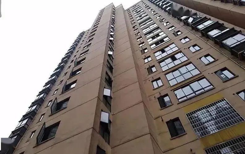 郴州一儿童17楼坠落生还,物业:孩子自述被人推下,目前此事有何线索?