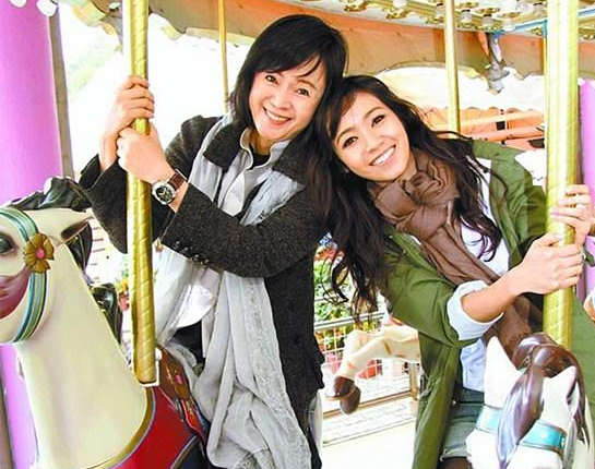 两夺闺蜜老公,霸占人夫,赢巨额遗产,侯佩岑妈妈为何如此嚣张?