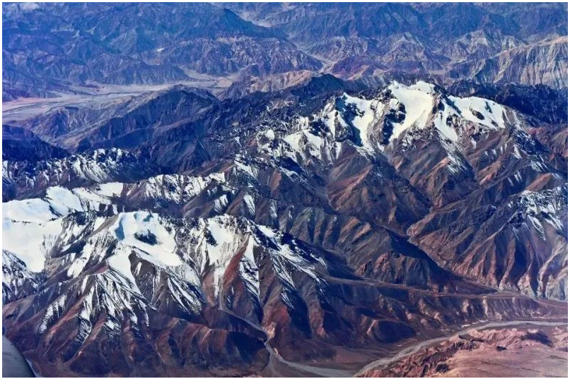 新疆三大山脉两大盆地是什么？