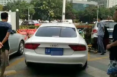 西安一男子当街怒砸奥迪车,这么做会有何后果?