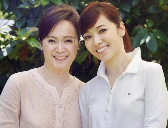 两夺闺蜜老公,霸占人夫,赢巨额遗产,侯佩岑妈妈为何如此嚣张?