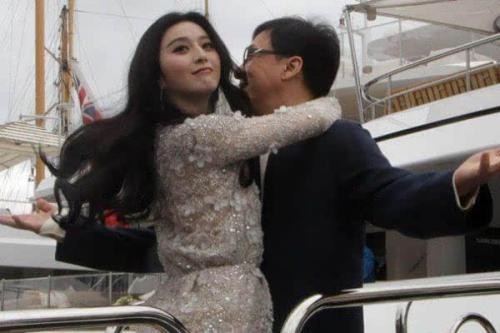 范冰冰和成龙亲密照疯传,两人究竟是什么是什么关系?