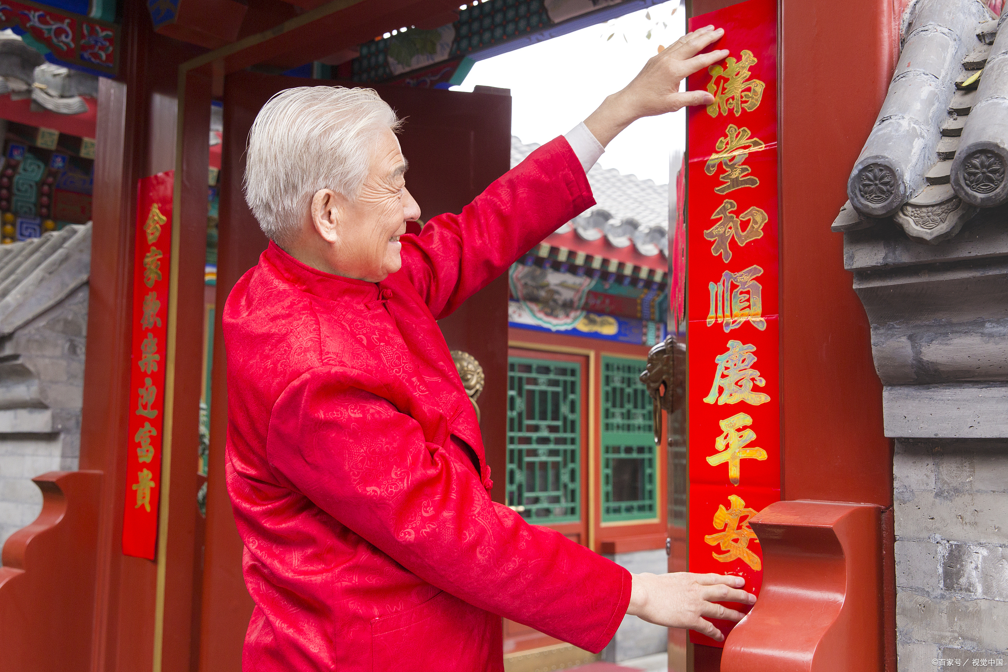 中国最早出现的一副春联是什么？它出自谁的手笔？