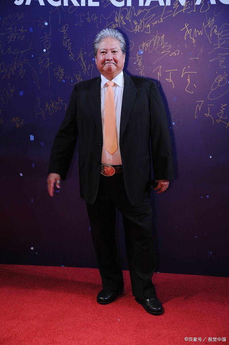 她是洪金宝的前妻,被抛弃后始终未嫁,四个孩子也都长大,两人为何离婚?