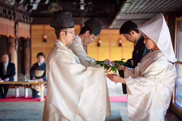 日本流行裸体婚礼　新人宾客全身赤裸，这是真的吗？