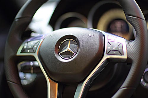 为什么说汽车方向盘上的车标粘贴会产生危险?