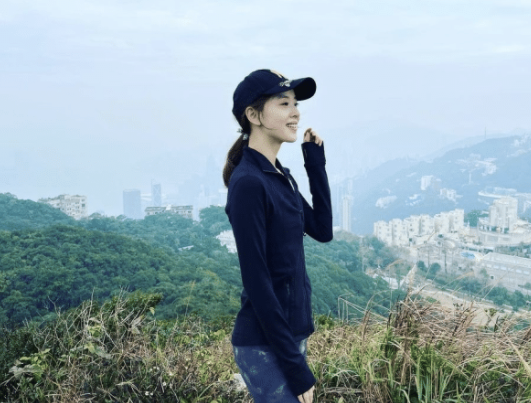 章泽天晒与女儿爬山合影，母女二人相处的画面有多温馨？