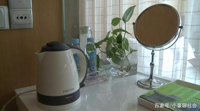 五星酒店烧水壶内现卫生巾,女房客说我用完放的,你怎么看?