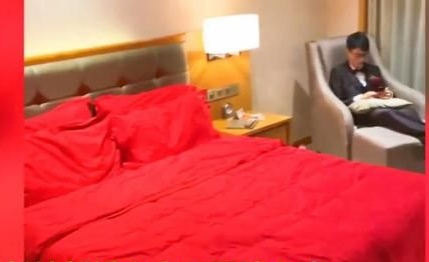 新娘新婚之夜回医院上班,新郎弟弟陪新郎过新婚之夜,网友对此有何表示?