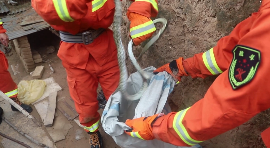 江西一老人掀被窝惊见蛇,消防员是如何来捉蛇的?