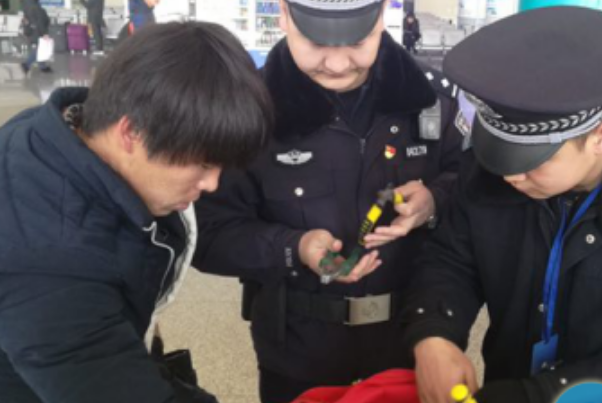 携带发胶被拒乘客为泄私愤踩爆发胶,乘坐高铁为何严禁携带自喷压力容器?