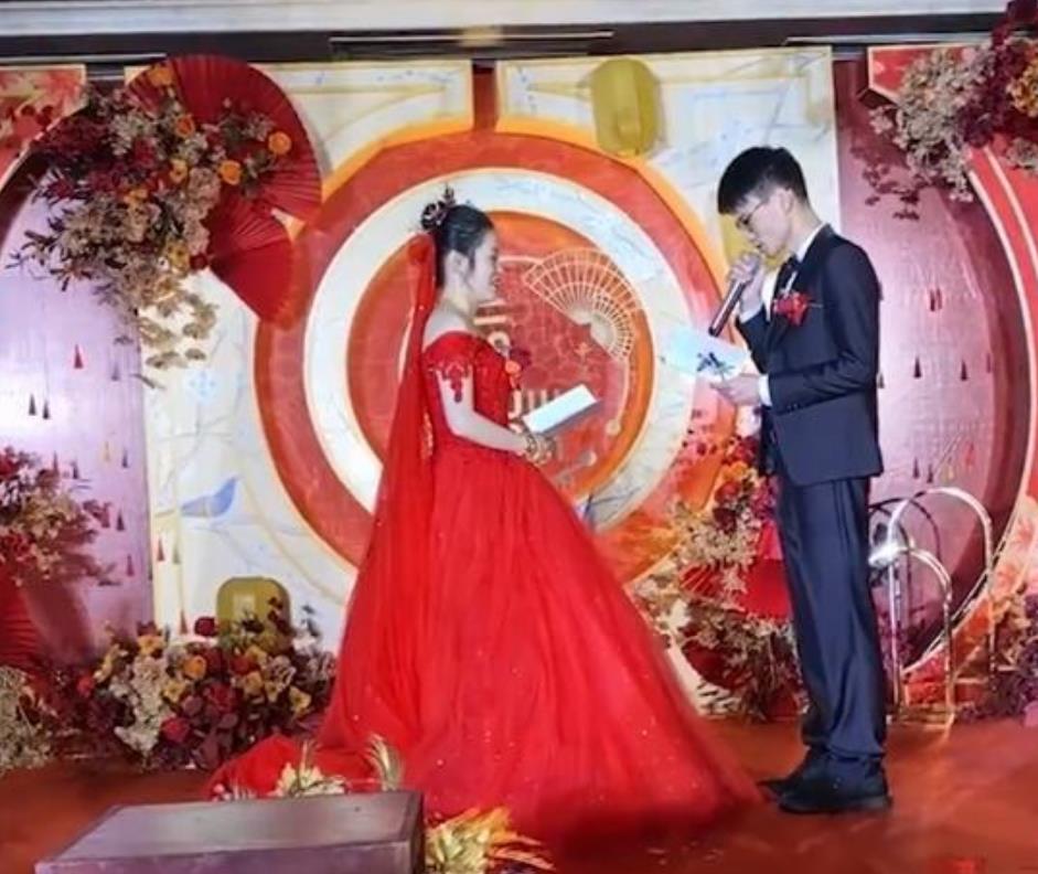 新娘新婚之夜回医院上班,新郎弟弟陪新郎过新婚之夜,网友对此有何表示?