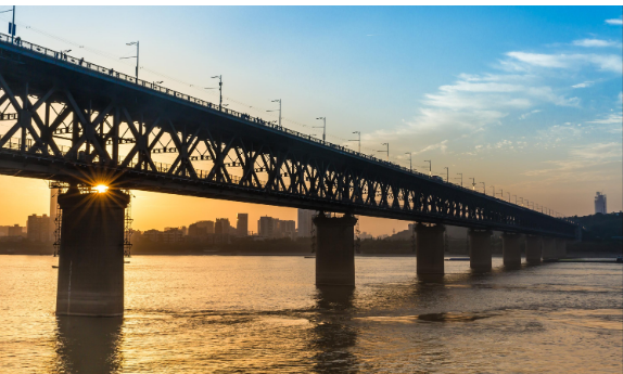 一桥飞架南北一桥什么意思？