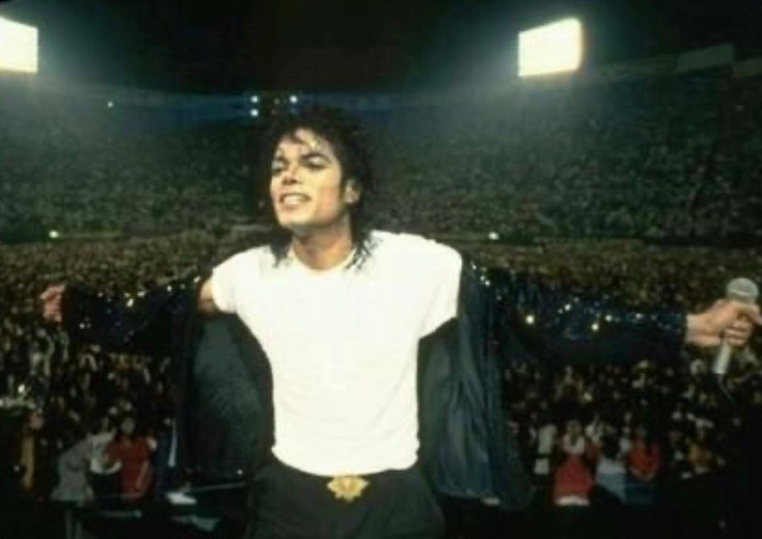 为何迈克尔杰克逊有场演唱会现会晕倒几百人,死几十个人?