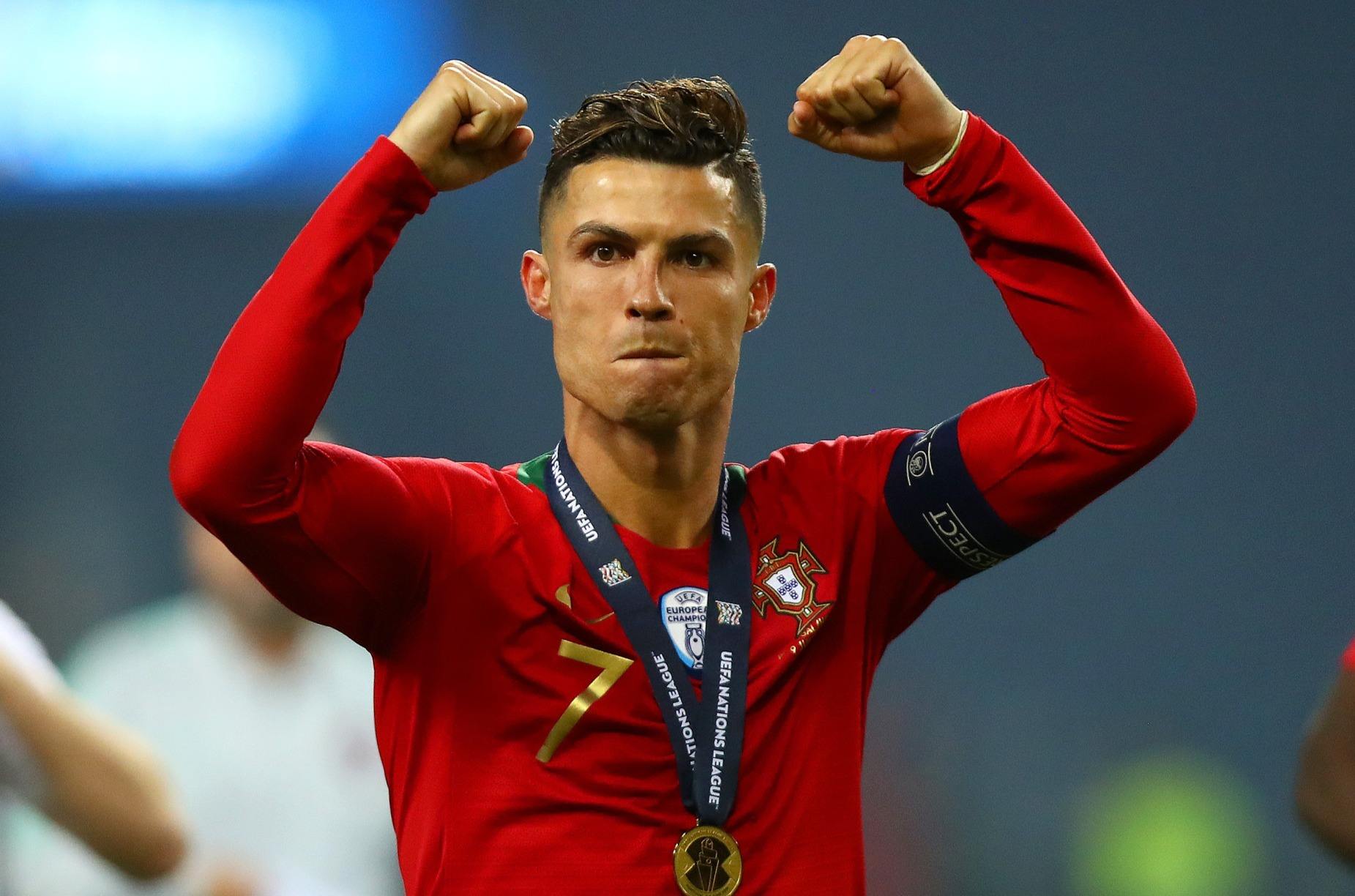 贝克汉姆和C罗在曼联的历史地位谁更高?你怎么看?