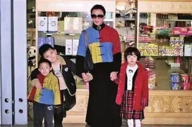 53岁金星和女儿罕见同框,这个女儿是自己亲生的吗?