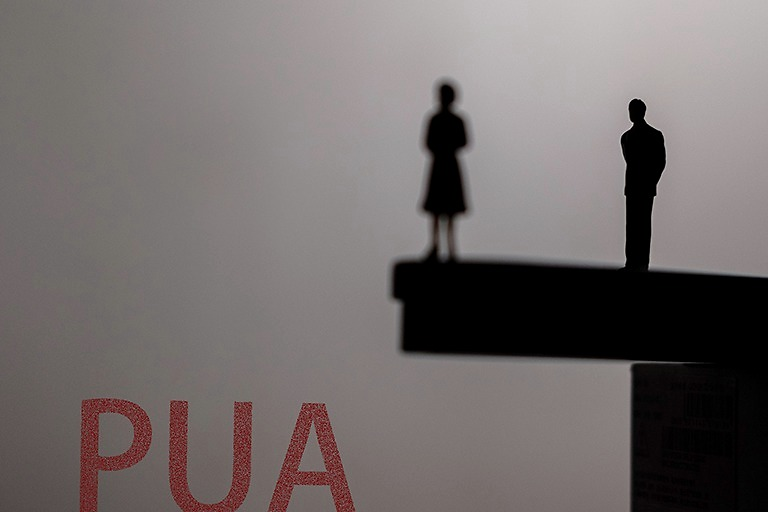 湖北23岁女生被男友PUA后跳楼自杀,男友究竟需不需要担责?