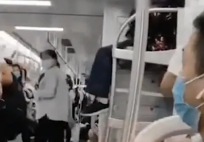 老太太爬上地铁行李架上蹭坐,这要是摔了算谁的?