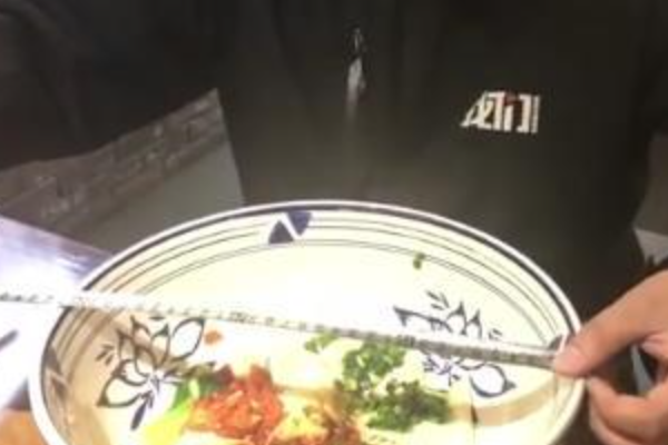 媒体探访,白鹿仓景区15元4根面实际重约半斤,是我们冤枉商家了吗?