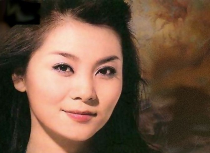 童丽的《烟花三月》歌词？