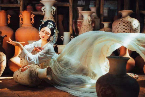 古代姬妾都是什么地位,姬和妾一样吗?