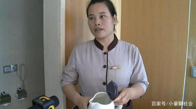 五星酒店烧水壶内现卫生巾,女房客说我用完放的,你怎么看?