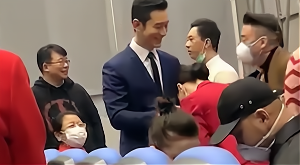 黄晓明晒和妈妈姥姥的过年照，三人的状态如何？