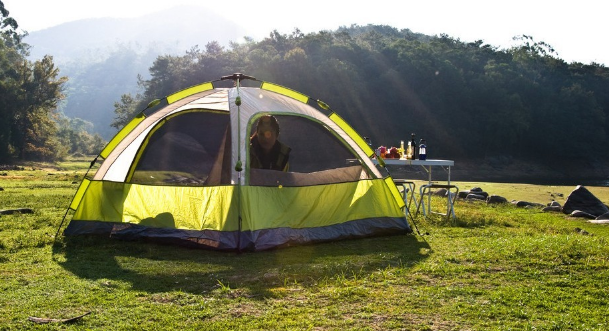 这个五一有草地的地方都长满了帐篷，去露营都有哪些神器？