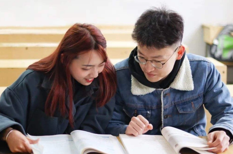 和开放的女友在一起，男生能淡定吗？男生喜欢女友很开放吗？