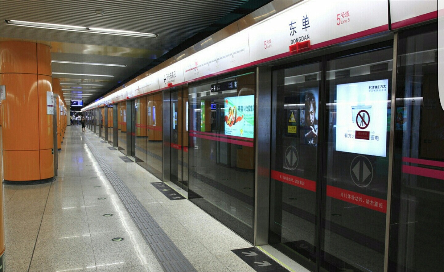 女生为赶地铁头发被门连夹6站，你在地铁站遇到过哪些记忆深刻的人或事？