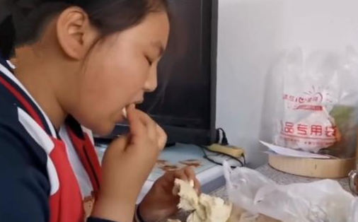 上海12岁女孩为救母亲一个月增重20斤,她的母亲究竟患上的什么疾病?