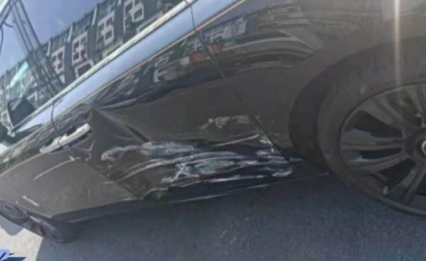 网约车掉头撞劳斯莱斯维修近百万,应该怎么赔?