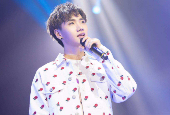 汪苏泷被曝与美女在餐厅拥吻,女方是什么身份?