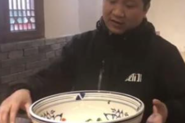 媒体探访,白鹿仓景区15元4根面实际重约半斤,是我们冤枉商家了吗?