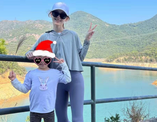章泽天晒与女儿爬山合影，母女二人相处的画面有多温馨？