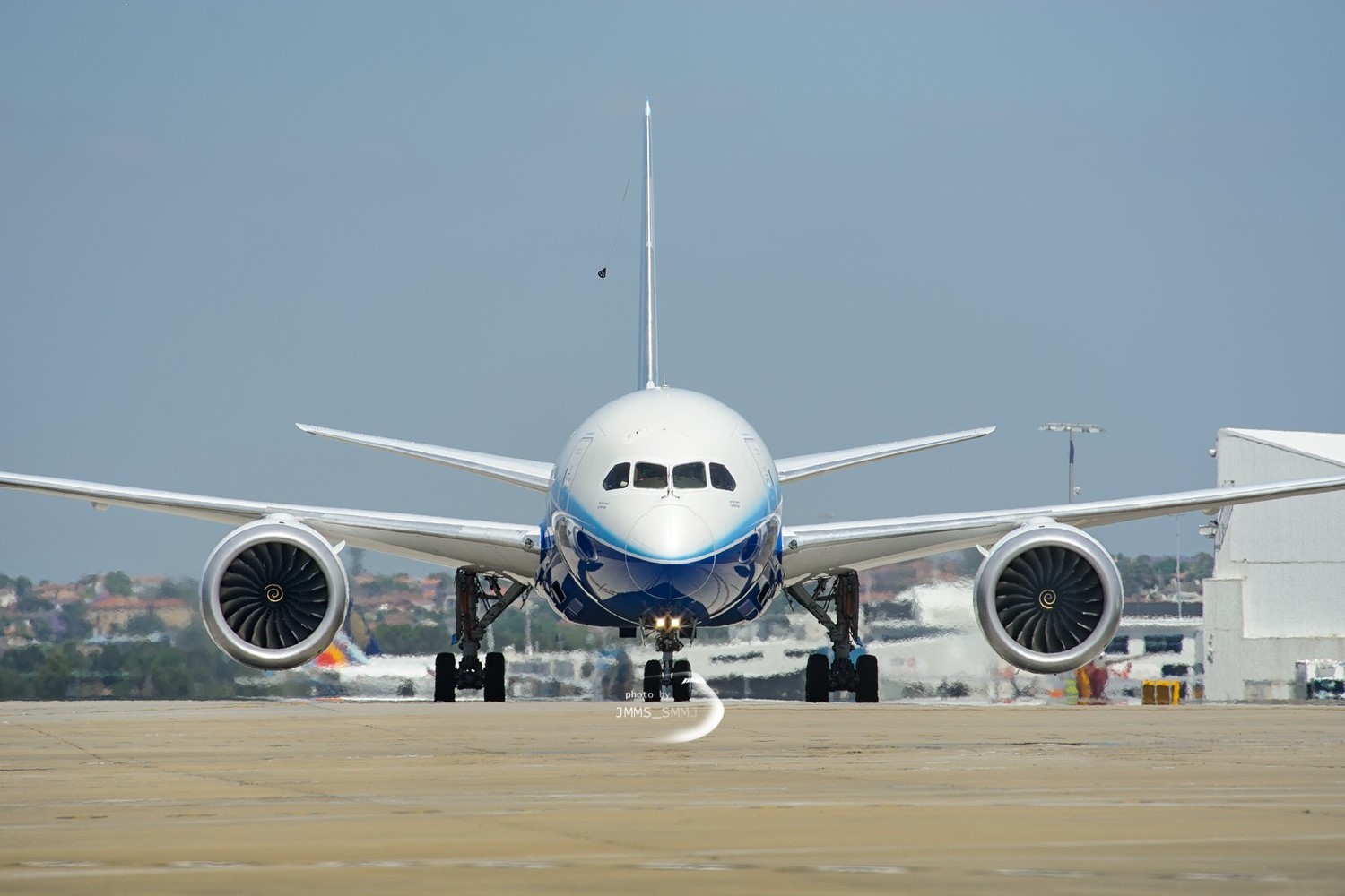 肯尼亚机场清洁工“扒飞机”偷渡到英国却不幸坠亡,这背后有什么心酸故事?