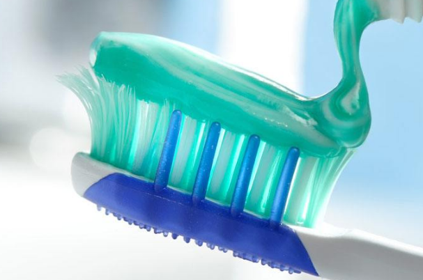 牙膏涂在手腕上，一边冷水冲一边用手挠会怎么样？