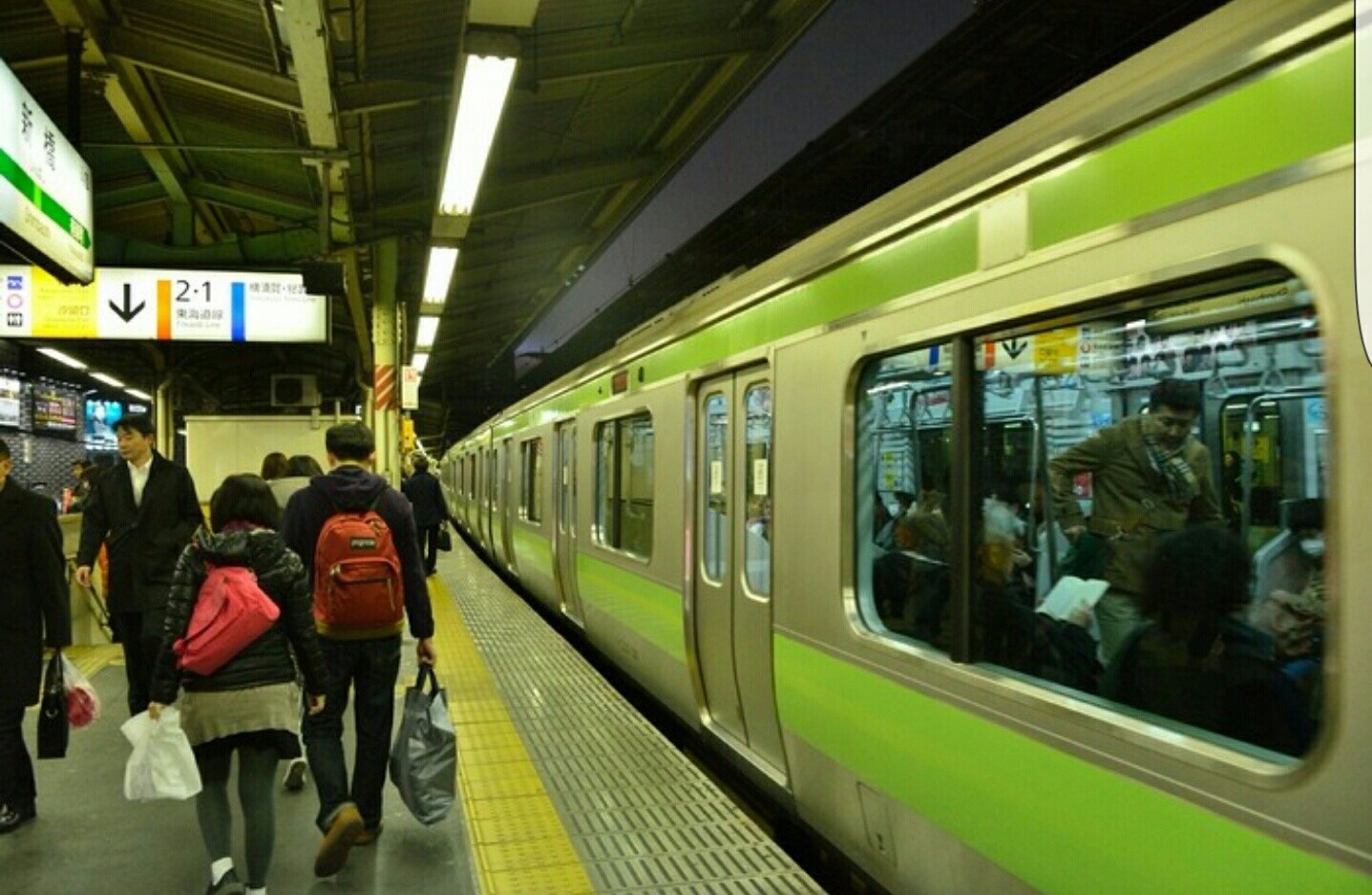 女生为赶地铁头发被门连夹6站，你在地铁站遇到过哪些记忆深刻的人或事？