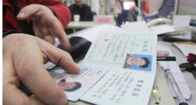 老人拿老年证坐车为何被轰？