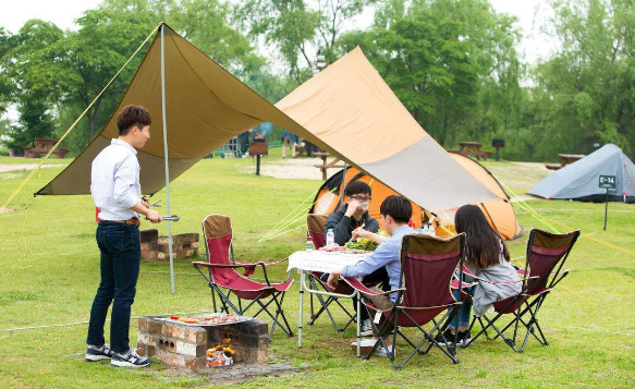 这个五一有草地的地方都长满了帐篷,去露营都有哪些神器?