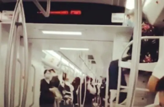 老太太爬上地铁行李架上蹭坐,这要是摔了算谁的?