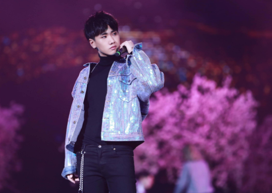 汪苏泷被曝与美女在餐厅拥吻,女方是什么身份?