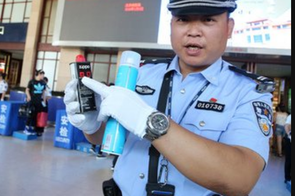 携带发胶被拒乘客为泄私愤踩爆发胶，乘坐高铁为何严禁携带自喷压力容器？