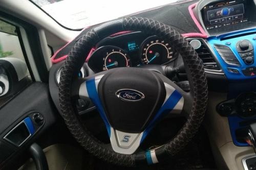 为什么说汽车方向盘上的车标粘贴会产生危险？