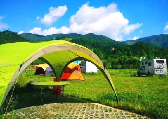 这个五一有草地的地方都长满了帐篷,去露营都有哪些神器?