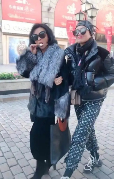 53岁金星和女儿罕见同框,这个女儿是自己亲生的吗?