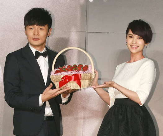 陆瑶爱了李荣浩4年，最后两人为何分手了？